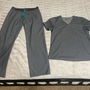 Gray Figs scrubs set size M lightly worn.